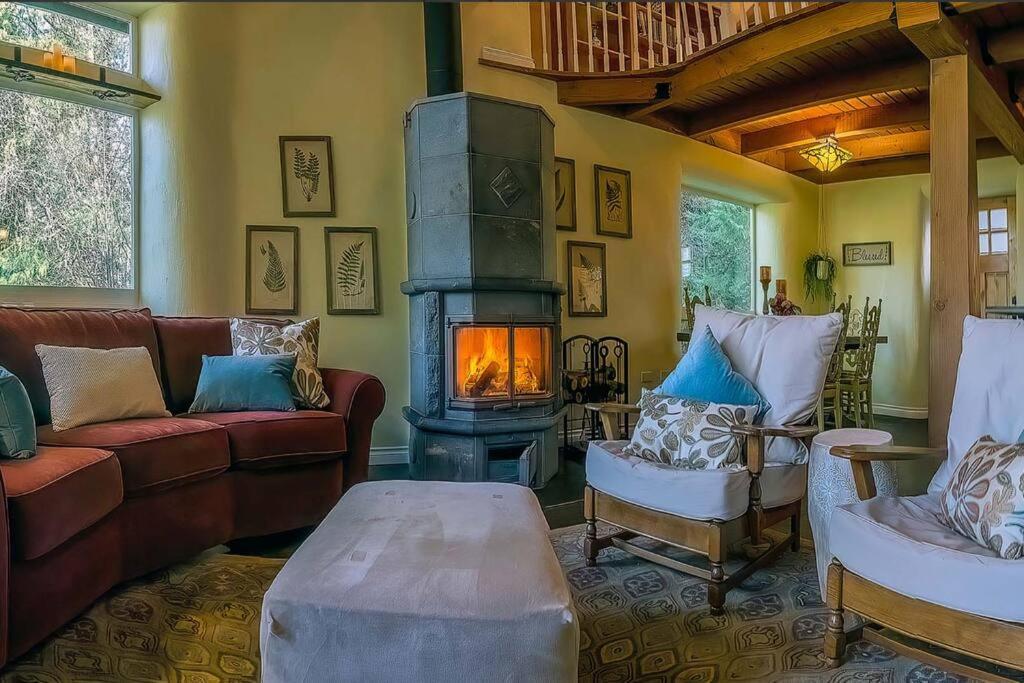 European Style Straw Bale Retreat Villa Ashland Bagian luar foto